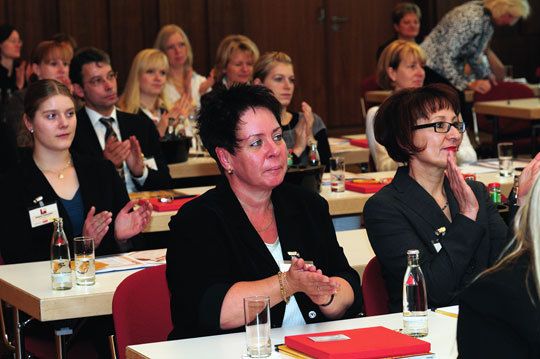 Angela Gustorf (Auto Zentrum-West, Barsinghausen) und Marion Zander (Autohaus Hopp, Steyerberg) (v.li.). (Archiv: Vogel Business Media)