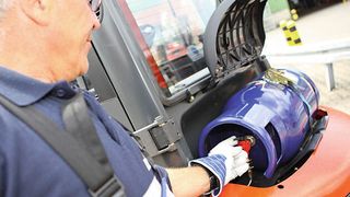 Dank des Click-On-Systems Conneo können Staplerfahrer die Gasflasche jetzt noch schneller wechseln. (Bild: Westfalen)