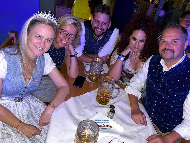 Ob die Coaches (l.) Sylvia Scherer, (r.) Thomas Peter und  Benedikt Stöckl, der Stephanie Steen und Besa, IT-BUSINESS, noch etwas beibringen können? (Bild: Vogel IT-Medien GmbH)