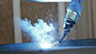 Roboterzelle zum automatischen Schweißen von Kranauslegern: Zwei Schweißroboter sorgen für das Heften und spätere Ausschweißen der Diagonalrohre. (Bild: Ralf Högel)