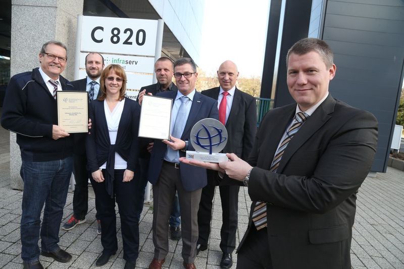 Die Preisträger Wolfgang Rattke, Stefan Köhler, Annika Graeber, Bernd Klinsing, Norbert Neuhaus und Klaus-Dieter Kluge mit Dr. Jens Naß, Leiter Gefahrenabwehr Prävention & Security, mit Pokal und Urkunden für ausgezeichnete Leistungen. (Maik Reuß)