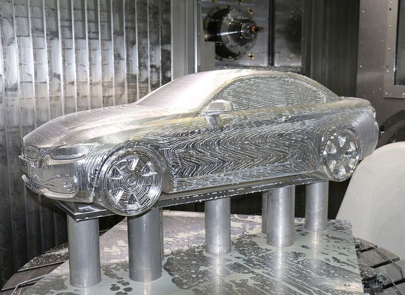 Blechbieger aufgepasst: Autos fräst man künftig aus dem Vollen! (Bild: Handtmann)