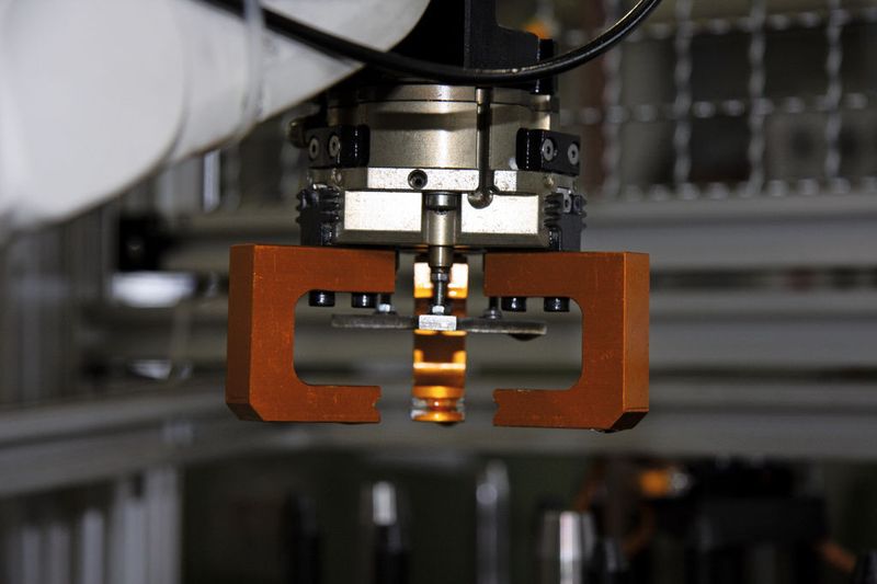Ein typischer  Greifer des Roboters, der Kegelräder prozesssicher handeln muss.  (Bild: Böhm)