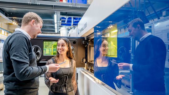 Florian Lohkamp (links) und Pinar Sahbaz erhalten ein EXIST-Gründungsstipendium für die Entwicklung eines schonenderen Mahlverfahrens.(Bild:  ©RUB, Marquard)