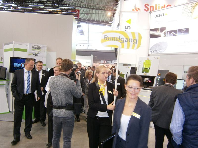 Die Messemacher und der Ministerialdirektor besuchen die Rapid.Area auf der ersten Moulding Expo. (Bild: Königsreuther)