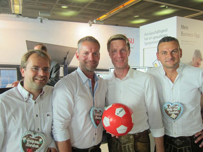 Ein Herzl bekam man vom Fujitsu Team (v. l.) Thomas Mund, Heiko Lühr, Mike Kaczmarczyk und Kresimir Gabrilovic                                (Bild: Vogel IT-Medien GmbH)