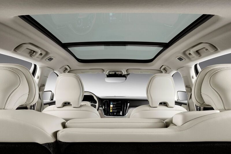 Das Panorama-Glas-Schiebe-Hebedach verfügt über einen stufenlos einstellbaren Sonnenschutz.  (Volvo)