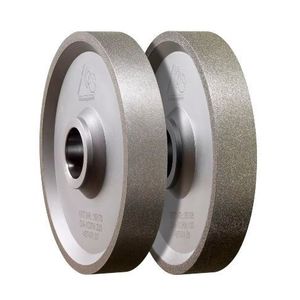 Zum Vorschleifen der ausgebrochenen Werkzeuge steht der Doppelschleifer BW-400, (mit oder ohne eigener Absaugung), als erstes parat. Bestückt mit den massiven BW-Diamant -Schleifscheiben in den Körnungen 100 und 220 kann hier die Vorarbeit geleistet werden. Die Scheiben sind galvanisch belegt und erlauben eine hohe Abtragsleistung.