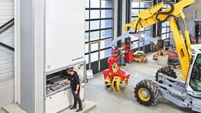 Für eine platzsparende Werkzeug- und Ersatzteilversorgung setzt Menzi Muck auf einen sieben Meter hohen Hänel-Lean-Lift direkt in der Servicewerkstatt. (Bild: Hänel)