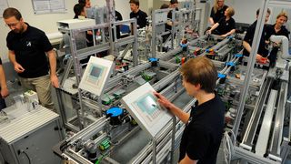 Forschungsanlage Industrie 4.0 mit jungen Automatisierern und digitalen Agenten  (Bild: TUM)