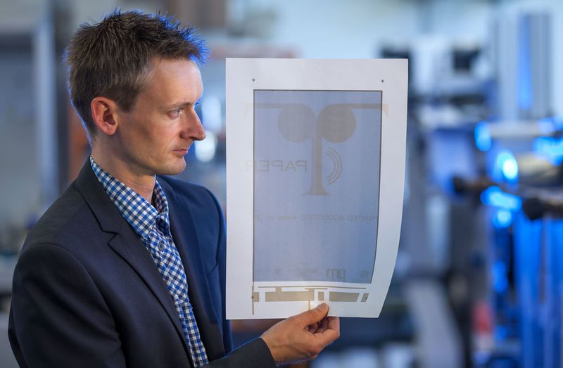 Dr. Georg Schmidt kontrolliert im Labor der Professur Printmedientechnik die Qualität eines Probedruckes. (TU Chemnitz/Uwe Meinhold)