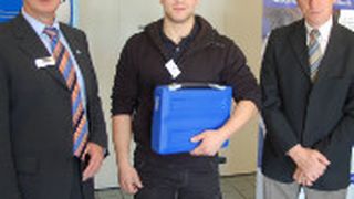 Detlef Schlue (Kfz-Gewerbe NDS, li.) und Wilfried Schröder (Albert Berner, re.) gratulieren dem Landessieger Kilian Rosenberg. (Foto: Landesverband)