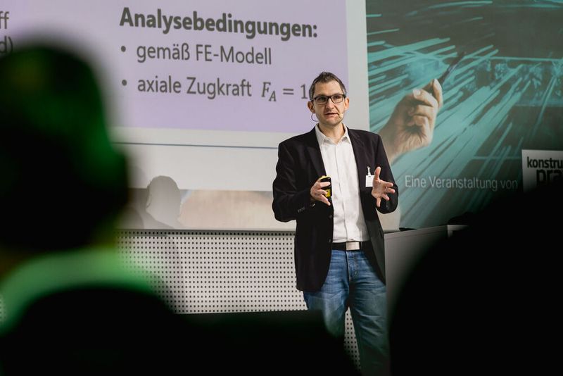 Prof. Dr.-Ing. Christian Lauter (PHWT) lieferte eine technische Vergleichsstudie zur Entwicklung einer kunststoffbasierten Leichtbau-Tragstruktur, die konventionell (CAD/FEM) und KI-gestützt entwickelt wurde. Das Ergebnis zeigte: KI-basierte Verfahren bieten zwar ein großes Potenzial, stoßen aber bei komplexeren Konstruktionsaufgaben noch an klare Grenzen. (Bild: Stefan Bausewein/VCG)