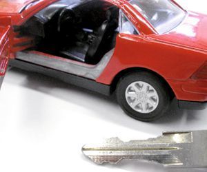 Typische Funkanwendung: Autoschlüssel senden auf kurzen Entfernungen bis 30 m auf 433,92 MHz  (Bild: Claudia-Hautumm, pixelio.de)