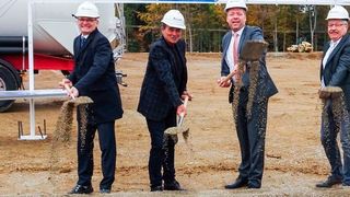Greiwing hat den Spatenstich für ein neues Logistikzentrum gesetzt. Von links nach rechts: Dr. Dieter Gilles, Hans Steindl (1. Bürgermeister von Burghausen), Jürgen Greiwing, Reinhard Birnkammer und Dieter Jahnsen. (Greiwing)