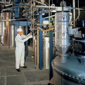 Modularer Vakuumförderer (rechts im Bild auf Rührkessel) in der Prozessindustrie