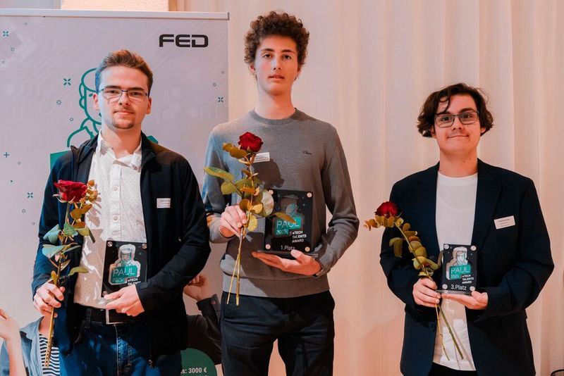 Impressionen von der Verleihung des PAUL Award 2025 des FED: v.l.n.r. Johannes Sirch, Jonathan Westphal und David Vacaroiu. (Bild: FED Fachverband Elektronikdesign und -fertigung)