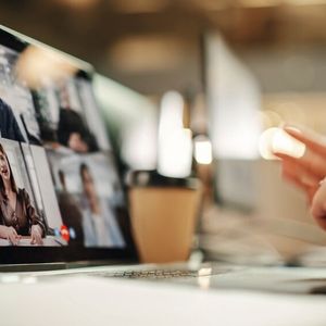 E-Mail oder doch lieber eine Videokonferenz? Kommunikation findet persönlich, digital oder telefonisch statt – welchen Weg Sie wählen, hängt von unterschiedlichen Faktoren ab. Das kann beispielsweise der Arbeitsplatz des gefragten Kollegen sein oder wie wichtig der Inhalt des Gesprächs ist. Sensible Themen, wie Gehaltsverhandlungen oder Kritik, sollten Sie immer persönlich besprechen. Bei kleinen Updates reicht jedoch eine kurze Nachricht oder E-Mail.(Bild:  Gorodenkoff - stock.adobe.com)