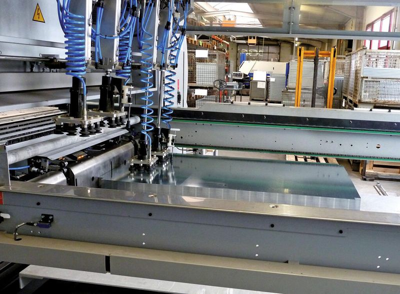 In diesem Fall wird die Platine automatisch von einer Palette in das Biegezentrum geführt. Das erledigen in erster Linie die Vakuumsauggreifer. (Bild: Kuhn)