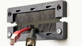 Die Montage der teilbaren Bürstenleisten erfolgt mit Schrauben oder Spreiznieten oder – vom Typ abhängig – auch durch Einrasten.  (Icotek)