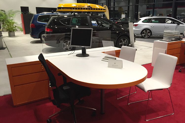 Kunde und Verkäufer können sich hier in aller Ruhe, aber ohne unnötige Distanz austauschen. (Foto: Autohaus Berolina)