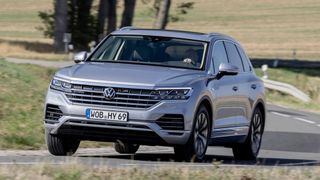 Der VW Touareg fährt nur knapp 50 Kilometer weit elektrisch. (Bild: VW)