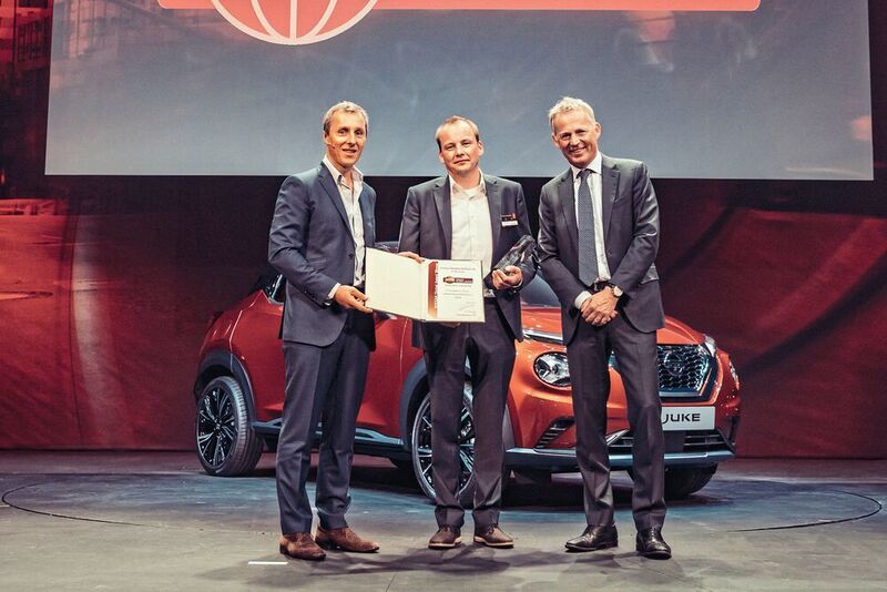 Award-Gewinner Autohaus Hallekamp: (v. li.) Guillaume Pelletreau (NCE), Sven Hirtz (Autohaus Hallekamp) und Roel de Vries (Nissan Global). (Nissan)