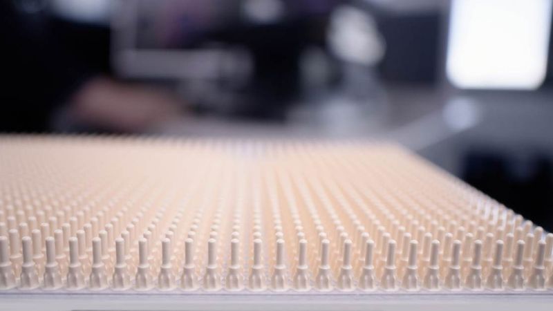 Ingenieurskunst im Mikrometerbereich: Isolierhülsen direkt nach dem Druck als sogenannte Grünteile – mit Wandstärken feiner als ein menschliches Haar und ausgelegt für die industrielle Serienfertigung.  (Bild: Sinto Advanced Ceramics Europe GmbH)