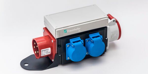 Ein Wechselstrom-Messwandler nutzt die Stromzufuhr, um grundlegende Maschinendaten abzurufen.(Bild:  Fraunhofer IPA)