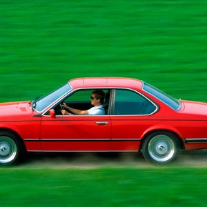 Die Serienausstattung des 6er war nach damaligen Maßstäben durchaus umfangreich, sie umfasste neben Komfortmerkmalen wie z. B. elektrische Zentralverriegelung, elektrische Fensterheber, elektrisch verstellbarer Außenspiegel, höhenverstellbarer Fahrersitz, längsverstellbares Lenkrad, Wärmeschutzglas sowie Sicherheitsdetails wie eine Servolenkung mit Sicherheitslenksäule und eine Verbundglas-Frontscheibe.(Bild:  BMW AG)