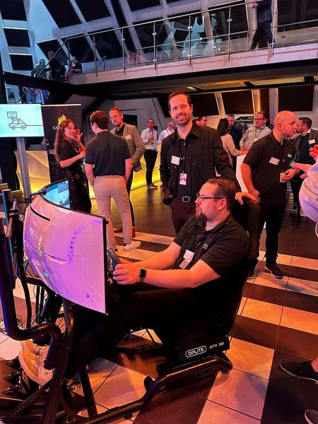 René Rütimann schaut lieber zu und läßt Teichi (Littlebit) das Rennen fahren. (Bild: Vogel IT-Medien)