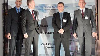 Über die Eröffnung des Innovation-Centers freuen sich Frank Prein, Qimonda, Dr. Wolf-Dieter Lukas, Bundesministerium für Bildung und Forschung, Dr. Udo Nothelfer, AMD, Dr. Dirk Stenkamp, Carl Zeiss SMT (v.l.n.r.) (Archiv: Vogel Business Media)