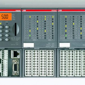 Die speicherprogrammierbare Steuerung AC500 berechnet nicht nur den Sonnenverlauf, sondern erfasst u.a. auch die Daten aller Sensoren und positioniert die Panelen.