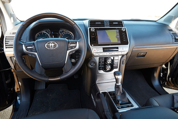 Auch der Innenraum des 68.000 Euro teuren Land Cruiser wurde überarbeitet: Es gibt einen 4,2-Zoll-Monitor, feine Ledersitze die per Knopfdruck gekühlt werden können und ein Soundsystem mit bis zu 14 Lautsprechern. (Toyota)