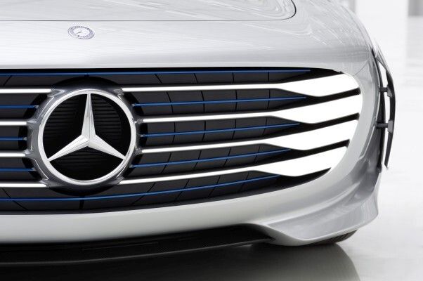 Das Mercedes-Benz Concept IAA (Intelligent Aerodynamic Automobile) ist zwei Autos in einem: Aerodynamik-Weltrekordler mit einem cw-Wert von 0,19 und viertüriges Coupé mit faszinierendem Design. Die Studie, die auf der IAA in Frankfurt ihre Weltpremiere erlebt, schaltet ab einer Geschwindigkeit von 80 km/h automatisch vom Design-Modus in den Aerodynamik-Modus und verändert durch zahlreiche aktive Aerodynamik-Maßnahmen ihre Gestalt. (Bild: Mercedes-Benz)