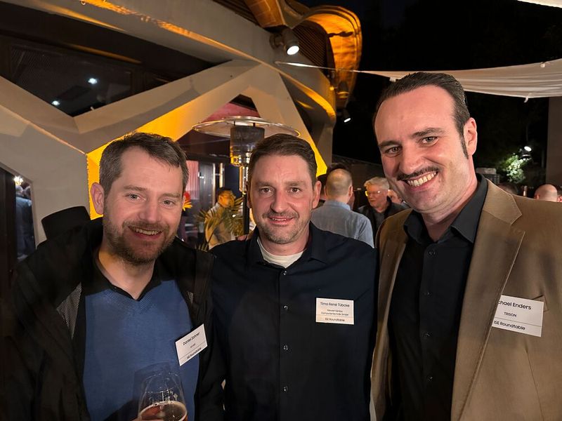 (v. l.) Daniel Zahner (ICT) ,Timo Tübcke (S&K)  und Michael Enders (Trison) sind auch gespannt, wer heute Abend einen Award gewinnen wird. (Bild: Vogel IT-Medien )