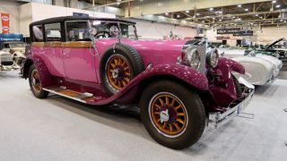 Kribbelbunte Fahrzeuge bereits in den Jahren vor dem Zweiten Weltkrieg? Angesichts erhaltener Schwarz-Weiß-Fotos kaum zu glauben, doch dieser Mercedes-Benz 630 mit Saoutchik-Karosserie aus dem Jahr 1928 beweist es. Gesehen am Stand des Mercedes-Benz Kompressor Clubs. (Diehl/»kfz-betrieb«)