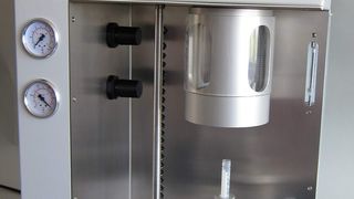 Abb. 1: Das Partikelanalysesystem Pamas SBSS kann optional mit einer kleinen Druckkammer ausgestattet werden. So können auch kleinste höherviskose Probenmengen vor der Messung entgast und unter Druck analysiert werden. (Bild: Pamas)