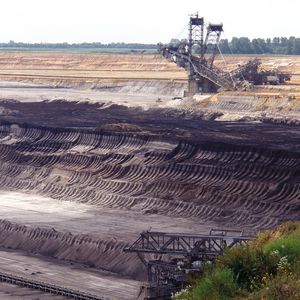 For large conveyor belts required to carry heavy loads, drive systems incorporating suitably designed gear units are an excellent solution.