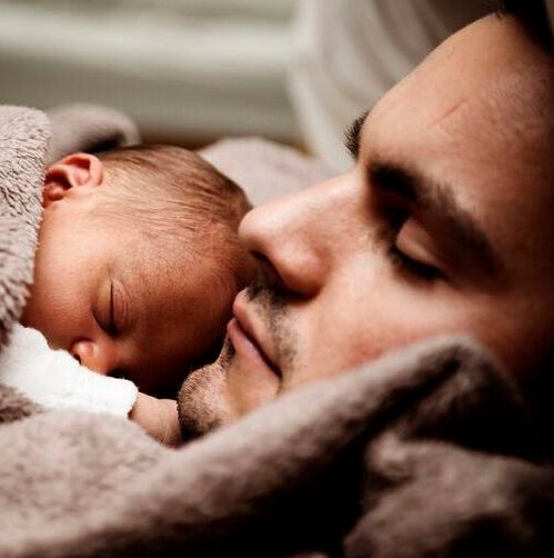 Postpartum depression is a common phenomenon among new parents: in healthy people, 17 % of mothers and more than 10 % of fathers are likely to develop it in the year following their child’s birth. Postpartum depression is a common phenomenon among new parents: in healthy people, 17 % of mothers and more than 10 % of fathers are likely to develop it in the year following their child’s birth.