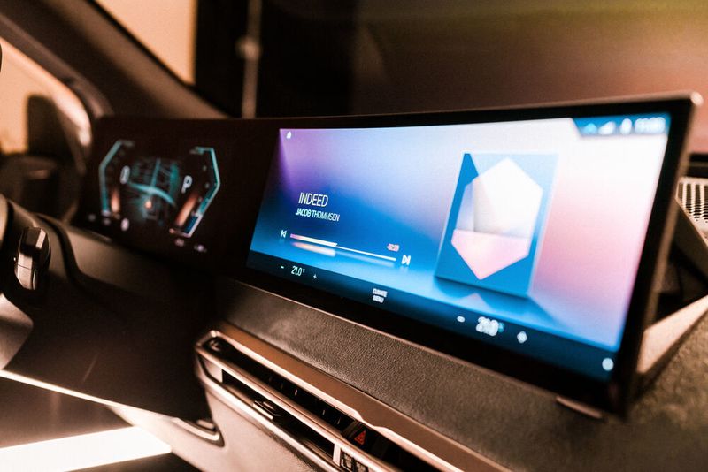 Dazu gehört auch ein größerer, leicht gekrümmter Bildschirm. Erstmals soll das System im BMW iX auf den Markt kommen. (BMW)