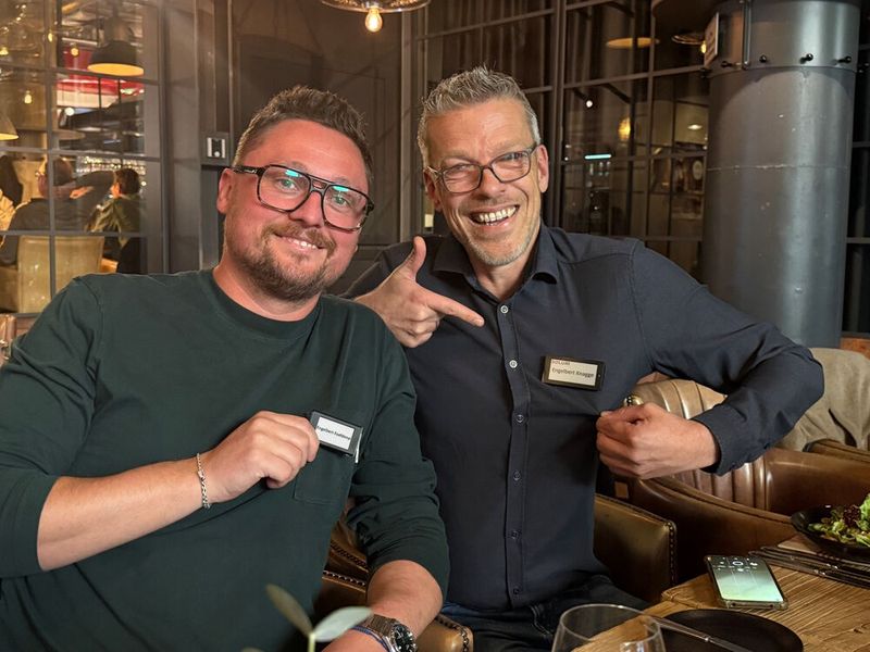 Doppeltes Engel-Glück habe ich auf einem Event auch noch nie gehabt: (l.) Engelbert Földenyi (Jäckel.IT) und Engelbert Knagge (Solum) (Bild: Vogel IT-Medien)