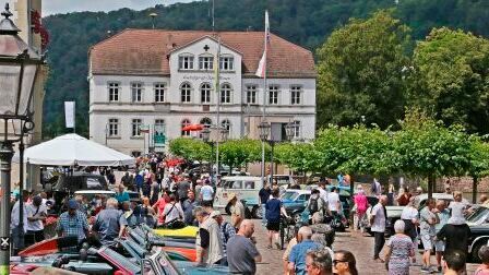 In Bad Karlshafen bestaunten mehrere hundert Zaungäste die Ein- und Ausfahrt der Oldtimer. (Bild: PS.Speicher)