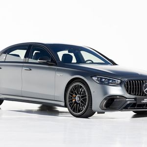 Der rechnerisch sparsame Plug-in-Hybrid-Antrieb soll die Anforderungen an Klimaschutz und die Vorlieben der Kundschaft unter einen Hut bringen.(Bild:  Mercedes-Benz)