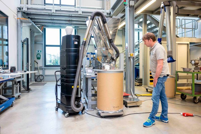 Im Technikum werden auch größere Mengen des Kundenproduktes gehandhabt. Beim Um- und Abfüllen verhindert der Absaugarm, das Pulver und Stäube in die Umgebung gelangen.  (Bild: Ruwac Industriesauger )