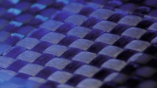 Ein neues Verfahren entfernt das Matrixmaterial von Verbundwerkstoffen und schont dabei die darunterliegenden Fasern. (Fraunhofer ILT, Aachen)