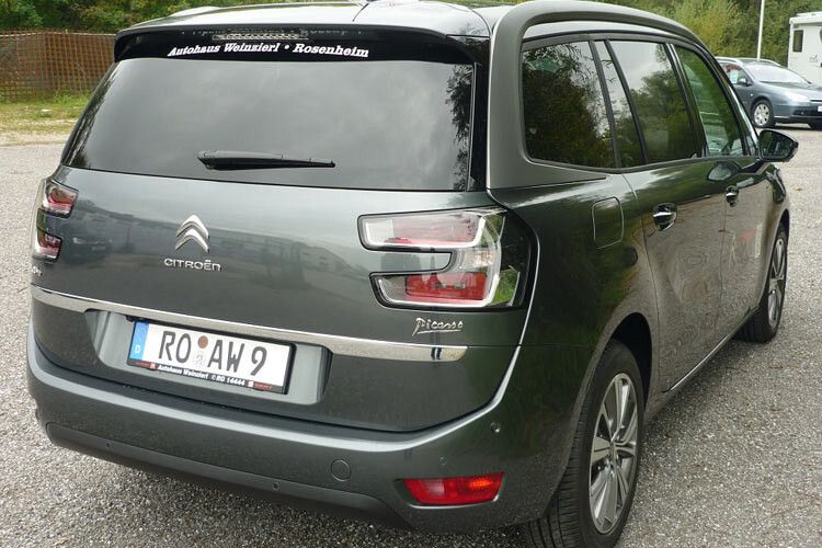 Auch auf der Heckscheibe ist ein Aufkleber des Autohauses. (Foto: AH Weinzierl)