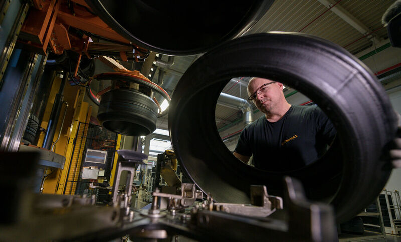 Reifenproduktion im Werk-Korbach: Allein bei Continental stehen in Deutschland 13.000 Stellen zur Disposition. 