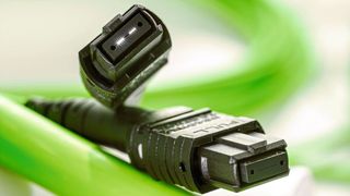 Die neuen OM5-Produkte von Rosenberger OSI können 100 Gigabit Ethernet über zwei Fasern optimiert übertragen. (Bild: Rosenberger OSI)