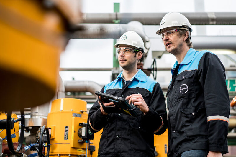 Covestro Mitarbeiter bei Wartungsarbeiten mithilfe mobiler Datenerfassung am Produktionsstandort Krefeld-Uerdingen.  (Covestro)